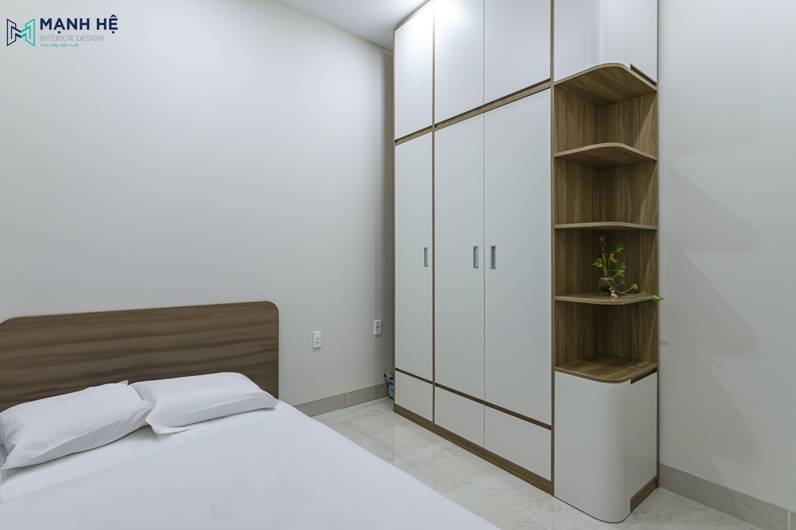 Tủ quần áo công nghiệp kịch trần kết hợp kệ trang trí bo cong, tạo điểm nhấn cho phòng ngủ nhỏ