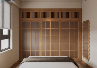 Tủ quần áo cửa lùa phong cách Nhật với hệ khung gỗ chia ô dạng shoji và bề mặt kính mờ ấn tượng, được bố trí đối diện giường