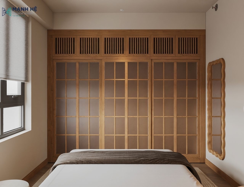 Tủ quần áo cửa lùa phong cách Nhật với hệ khung gỗ chia ô dạng shoji và bề mặt kính mờ ấn tượng, được bố trí đối diện giường