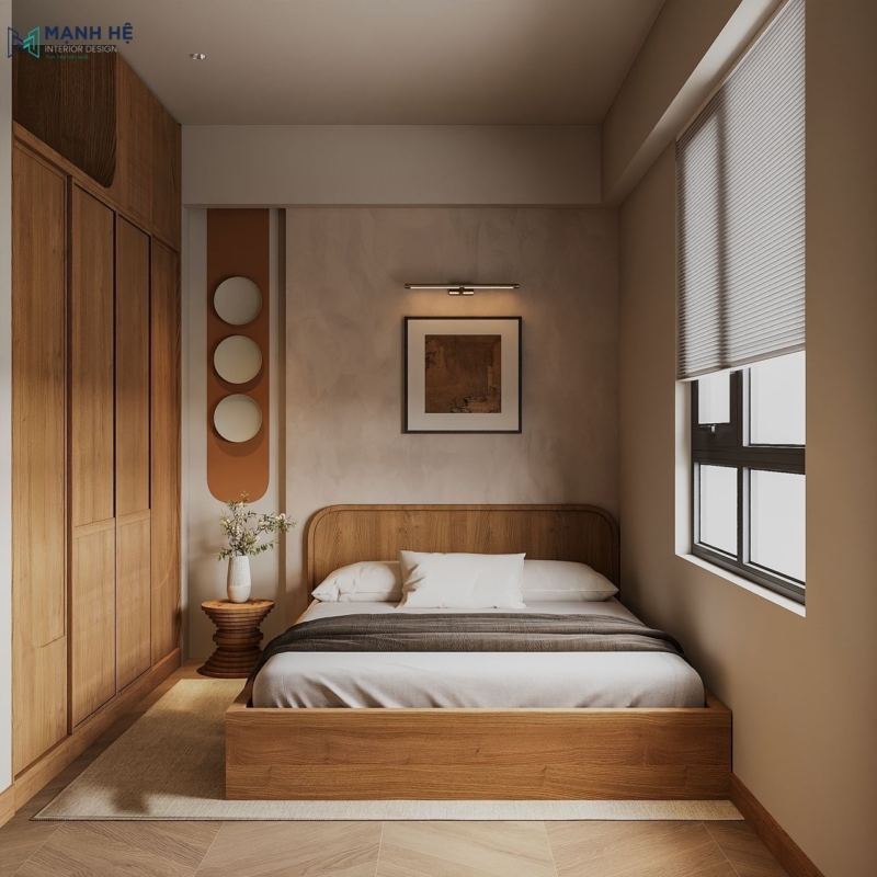 Giường ngủ gỗ đơn giản đặt cạnh cửa sổ lớn, kết hợp tủ quần áo kịch trần và mảng tường trang trí độc đáo
