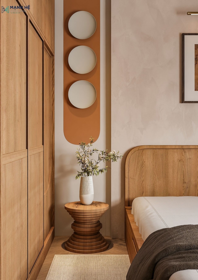 Kệ gỗ tròn xếp tầng bên đầu giường dùng để bày trí bình hoa và đồ decor trong phòng ngủ bé trai