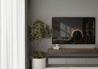 Hệ kệ tivi treo tường gồm tủ trên màu nâu vân gỗ và tủ dưới màu xám,bên cạnh là chậu cây xanh giúp làm mềm không gian phòng ngủ