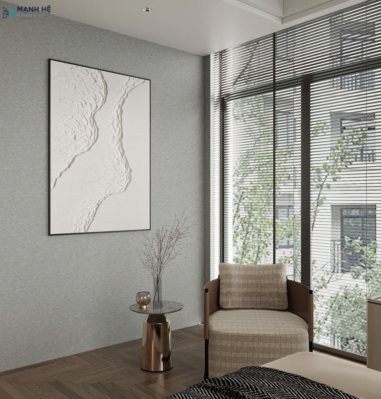 Góc thư giãn trong phòng ngủ với ghế đơn màu be và bàn tròn chân inox, đặt cạnh cửa kính lớn đón ánh sáng tự nhiên