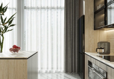 Khu bếp villa đón ánh sáng dịu nhẹ từ hệ cửa kính lớn phối cùng nền gạch bóng sáng màu be giúp không gian luôn rộng rãi