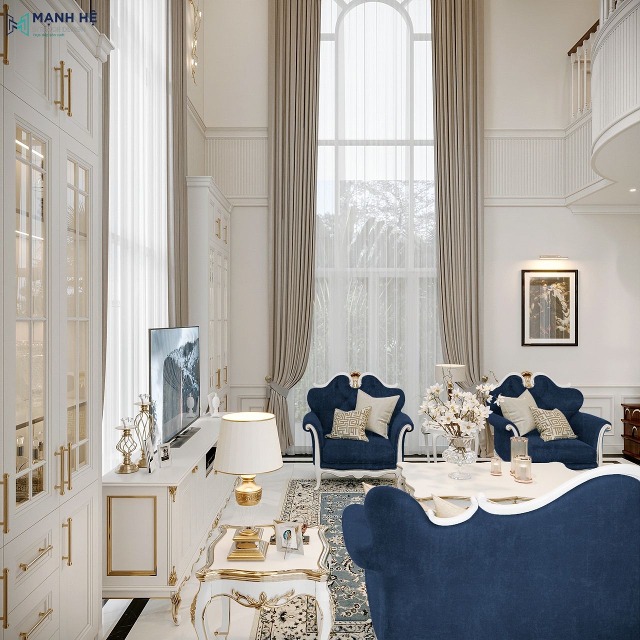 Không gian phòng khách biệt thự với hệ cửa kính vòm cao sát trần, thiết kế khung trắng kết hợp rèm hai lớp gồm voan mỏng và vải dày, kéo dài toàn bộ chiều cao tường