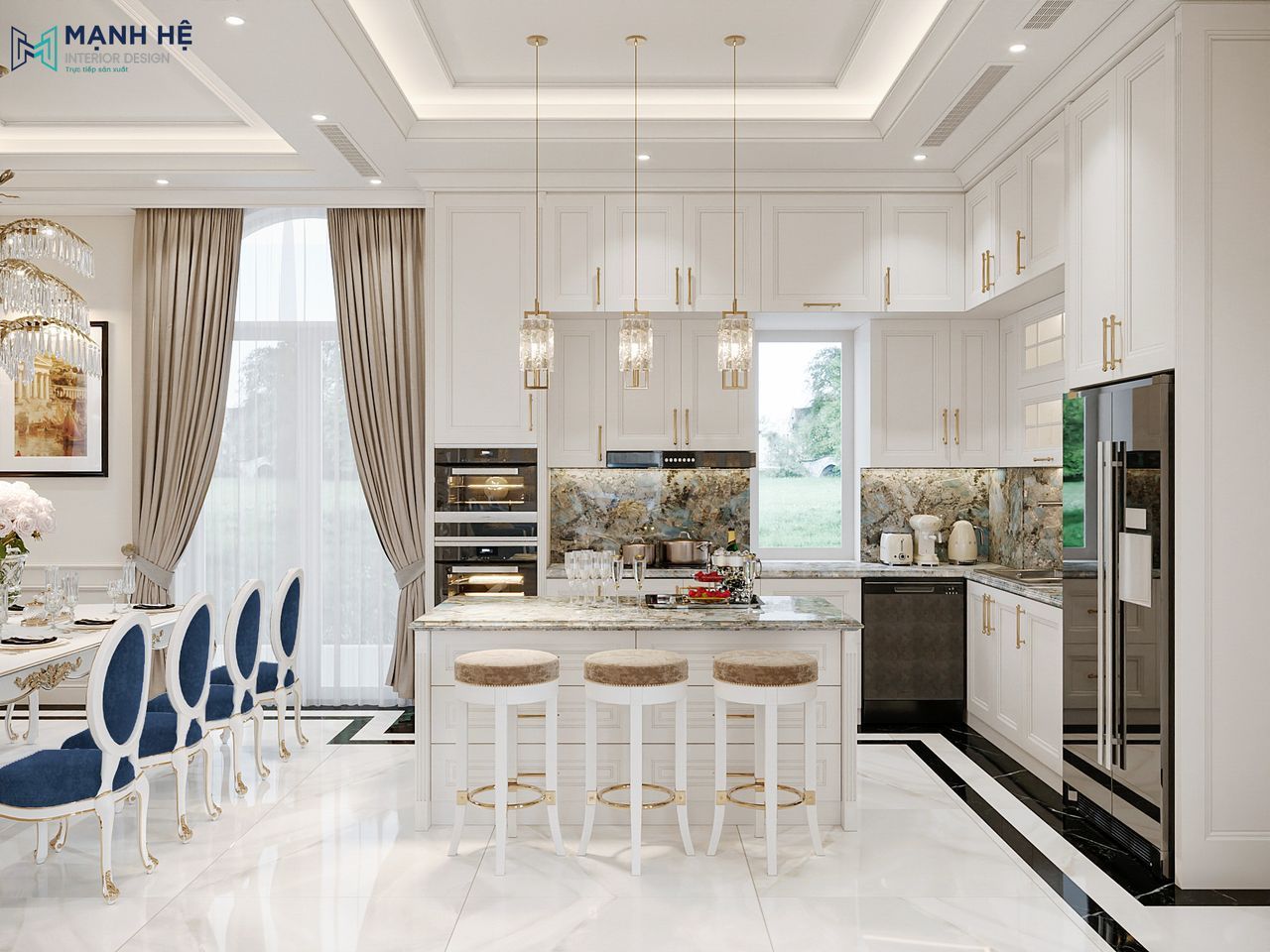 Không gian bếp biệt thự với hệ tủ bếp chữ L màu trắng, đảo bếp trung tâm mặt đá vân xanh, đèn thả pha lê và bàn ăn tân cổ điển kết hợp ghế nhung xanh dương nổi bật