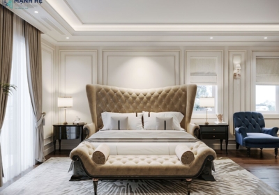 Giường ngủ lớn với đầu giường bọc nhung tạo hình cánh quạt, phối cùng ghế cuối giường và hệ rèm hai lớp