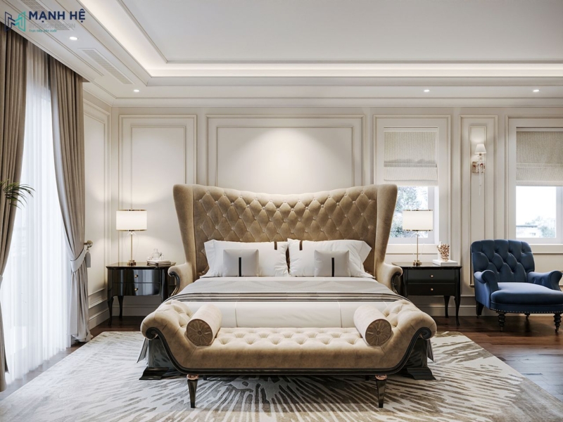 Giường ngủ lớn với đầu giường bọc nhung tạo hình cánh quạt, phối cùng ghế cuối giường và hệ rèm hai lớp