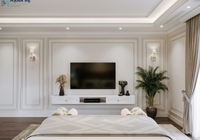 Hệ tủ tivi treo tường thiết kế tối giản, kết hợp đường phào chỉ nổi bật, đèn tường đối xứng và trang trí bằng cây xanh