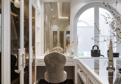 Bàn trang điểm tân cổ điển cạnh cửa sổ vòm, đón ánh sáng tự nhiên trong phòng ngủ master