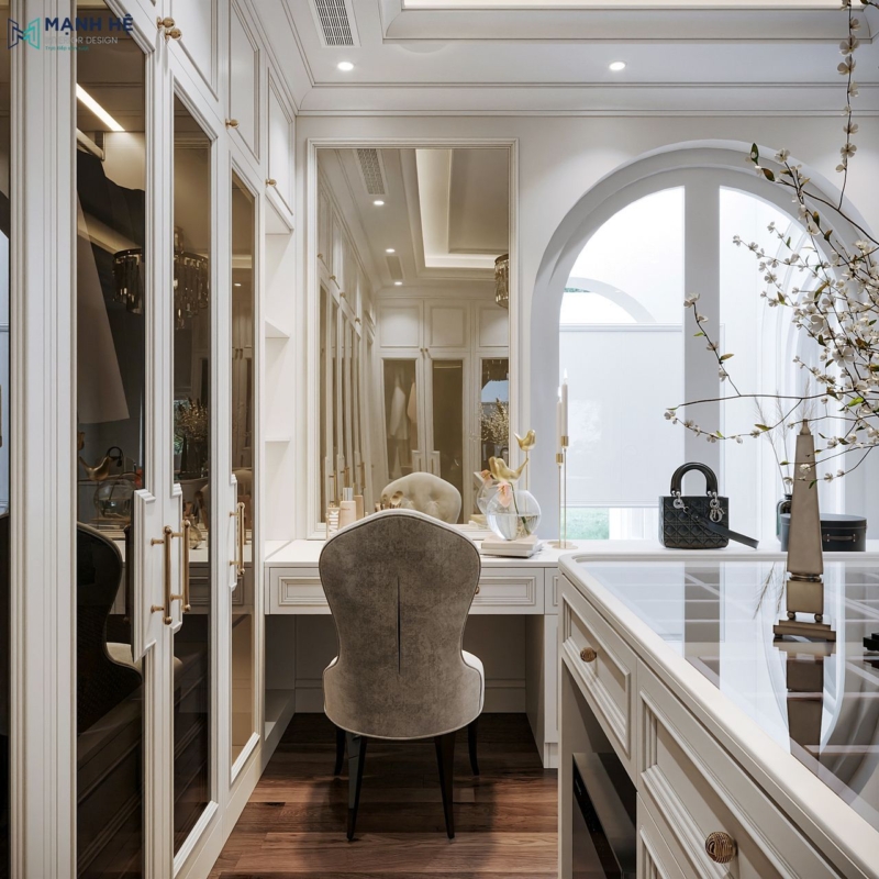 Bàn trang điểm tân cổ điển cạnh cửa sổ vòm, đón ánh sáng tự nhiên trong phòng ngủ master