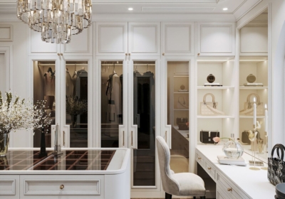 Góc bàn trang điểm kết hợp hệ tủ trưng bày túi xách với ánh sáng dịu nhẹ và thiết kế tân cổ điển thanh lịch