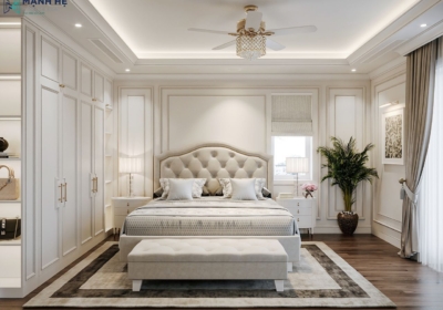 Phòng ngủ tân cổ điển với giường bọc nệm bo cong, tủ quần áo âm tường và tông màu kem sang trọng