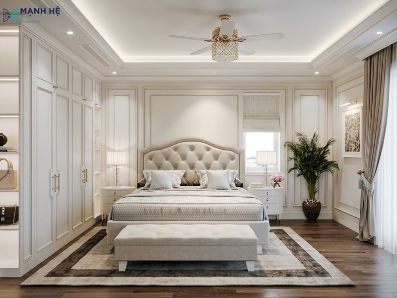 Phòng ngủ tân cổ điển với giường bọc nệm bo cong, tủ quần áo âm tường và tông màu kem sang trọng