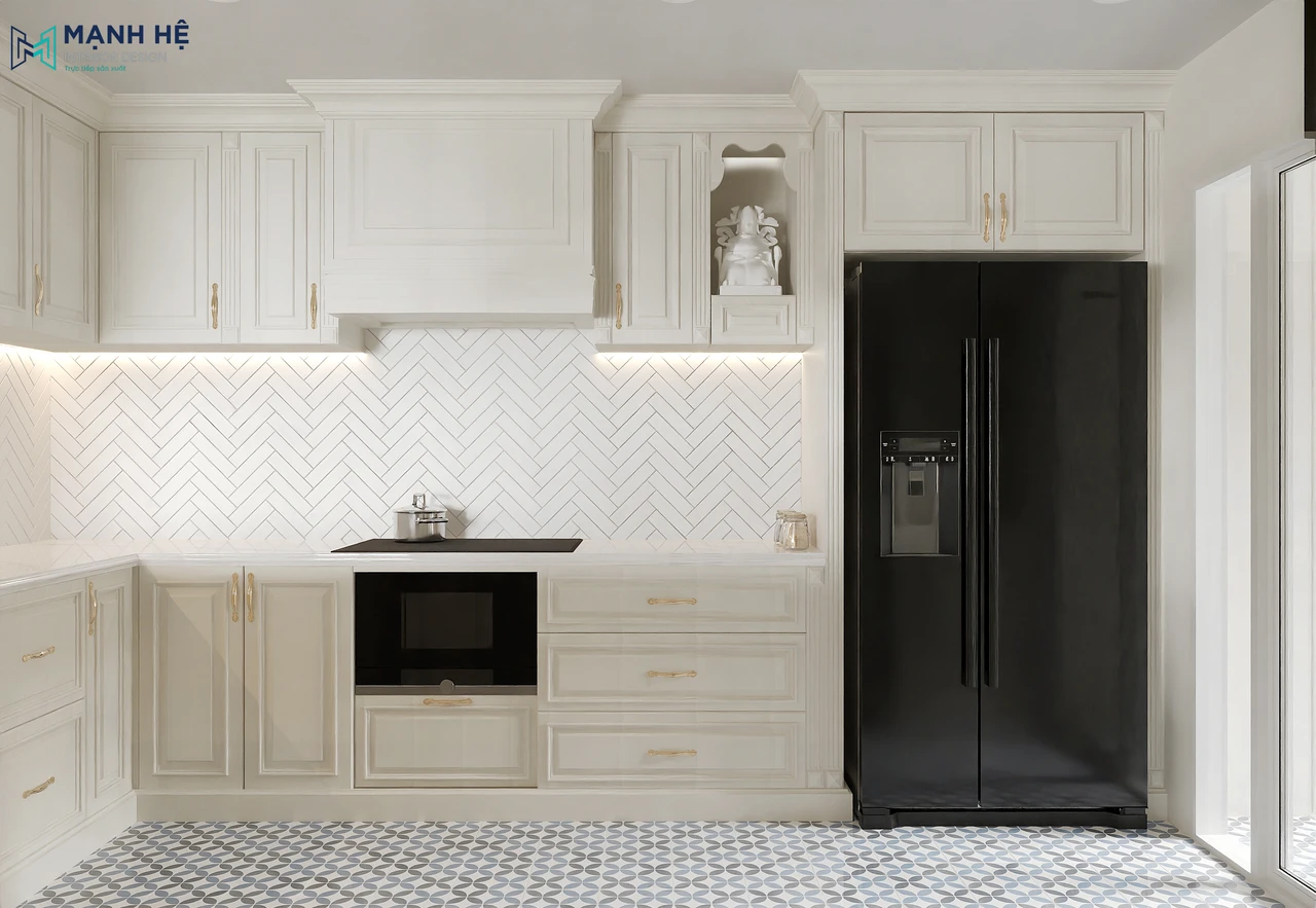 Tủ bếp Tân cổ điển màu trắng kết hợp tay nắm vàng ánh kim, thiết kế tinh xảo với chi tiết phào chỉ, tủ lạnh âm tường và tường bếp ốp gạch vân xương cá