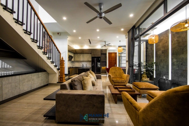 Sofa bàn trà được bố trí bên cạnh vách kính lớn, kết hợp rèm xám giúp điều tiết ánh sáng tự nhiên giúp giữ sắc độ nỉ và gỗ hài hòa