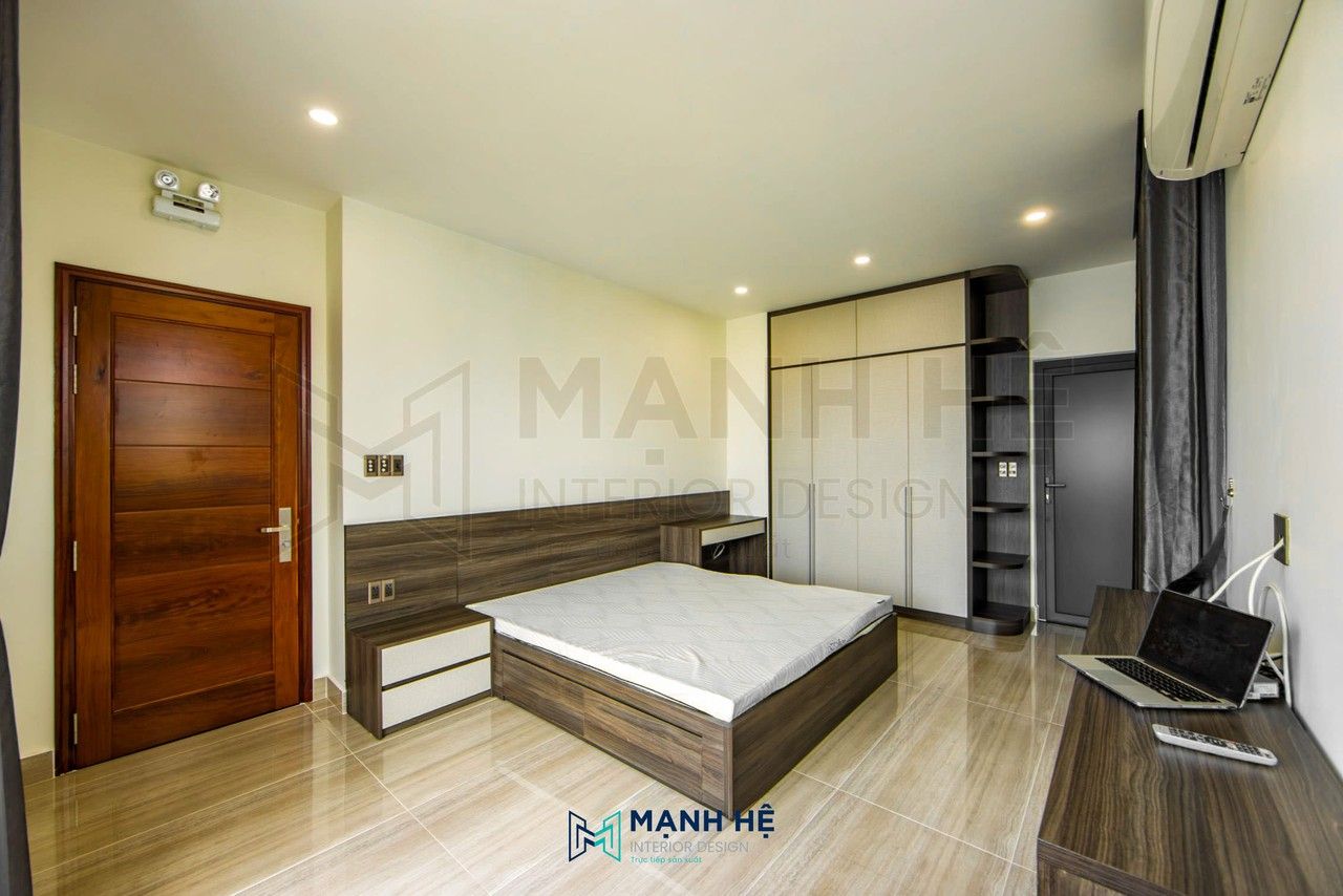 Thi công nội thất phòng ngủ tối giản với giường gỗ đồng bộ với tab đầu giường, tủ quần áo và bàn làm việc gọn gàng