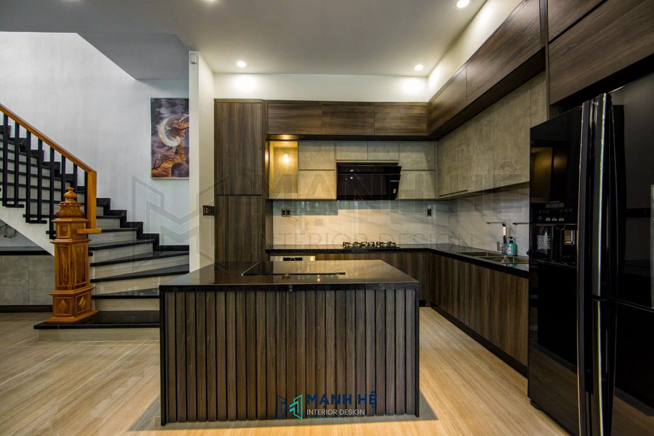 Đảo bếp đặt giữa, bếp nấu và chậu rửa tách hai bên cánh chữ L giúp khoảng di chuyển rộng quanh đảo bếp