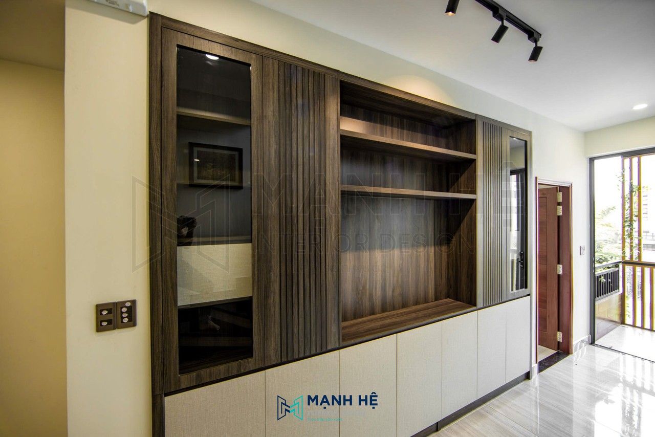 Hệ tủ kịch trần được hoàn thiện với nhiều ngăn chứa giúp tăng khả năng lưu trữ sử dụng chất liệu gỗ công nghiệp chủ đạo