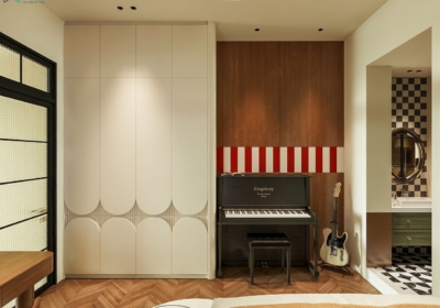 Piano màu đen ngay vách gỗ sọc đỏ trắng được bố trí bên cạnh tủ quần áo màu trắng kịch trần và sàn gỗ xương cá trong phòng ngủ