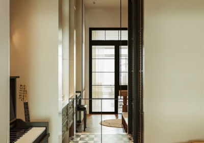 Lối vào nhà vệ sinh với sàn gạch bông đen trắng và gương soi toàn thân, nối liền phòng ngủ