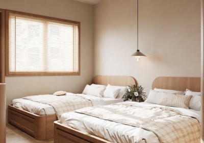 Phòng ngủ đôi nhìn nghiêng với hai giường gỗ, không gian rộng rãi, sáng nhờ cửa sổ lớn.