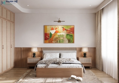 Phòng ngủ master với giường gỗ, tab đầu giường đôi và tranh nghệ thuật treo tường.