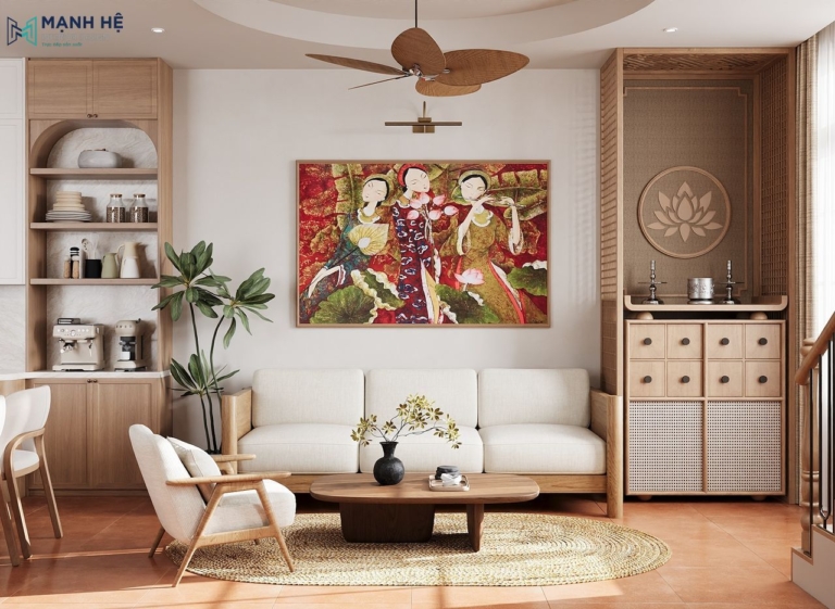 Phòng khách với tranh treo sơn mài, phối cùng sofa khung gỗ nệm trắng và bàn trà gỗ oval.