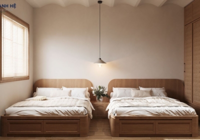 Phòng ngủ đôi Japandi với giường gỗ đầu bo cong, ga gối màu be và cửa sổ lớn đón sáng tự nhiên