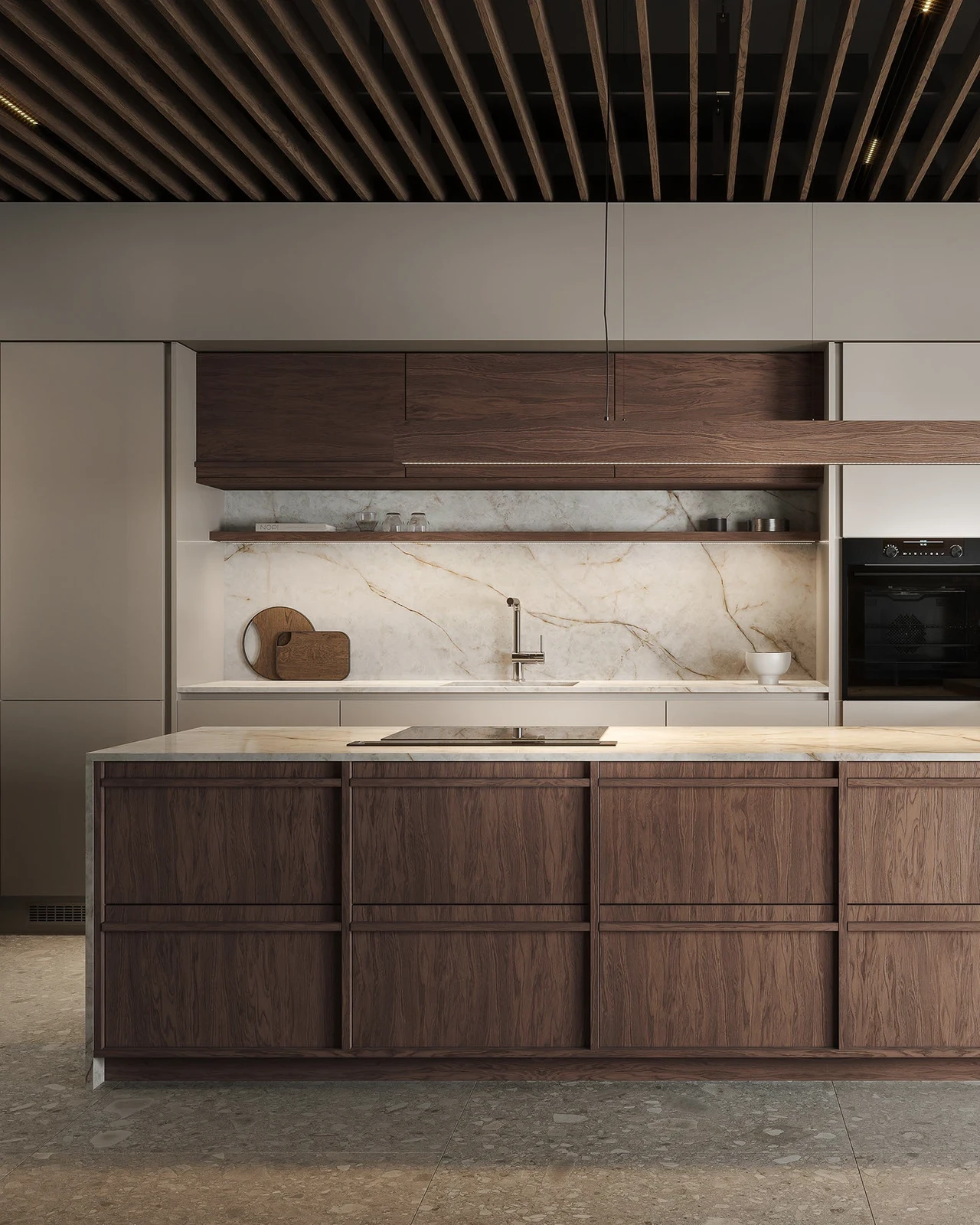 Không gian bếp nhà phố phong cách Japandi với tủ bếp gỗ, bàn đảo tích hợp, đèn thả trần và kệ trang trí xanh mát