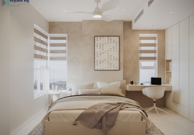 Phòng ngủ master với giường ngủ màu be đặt giữa hai cửa sổ lớn, tận dụng ánh sáng tự nhiên, giúp không gian nghỉ ngơi thoáng và dễ chịu.