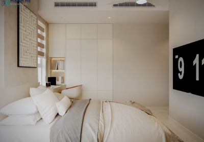 Thiết kế phòng ngủ master hiện đại với tủ quần áo cao kịch trần, bàn làm việc đặt cạnh cửa sổ, vừa tiện nghi vừa tiết kiệm không gian