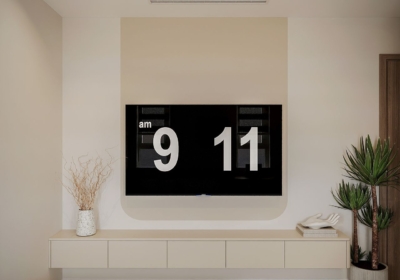 Phòng ngủ 02 với mảng tường phối hai tông màu hiện đại, kệ tivi treo gọn gàng kết hợp decor tối giản.