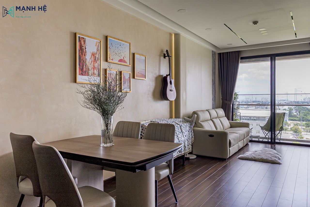 Tổng quan không gian bàn ăn liền phòng khách tiện nghi, hài hòa với gam màu kem chủ đạo