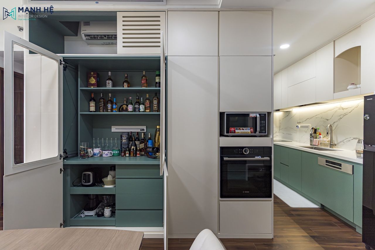 Tủ rượu với cánh kính gấp kéo sang hai bên, tích hợp nhiều ngăn lưu trữ trong phòng bếp chung cư