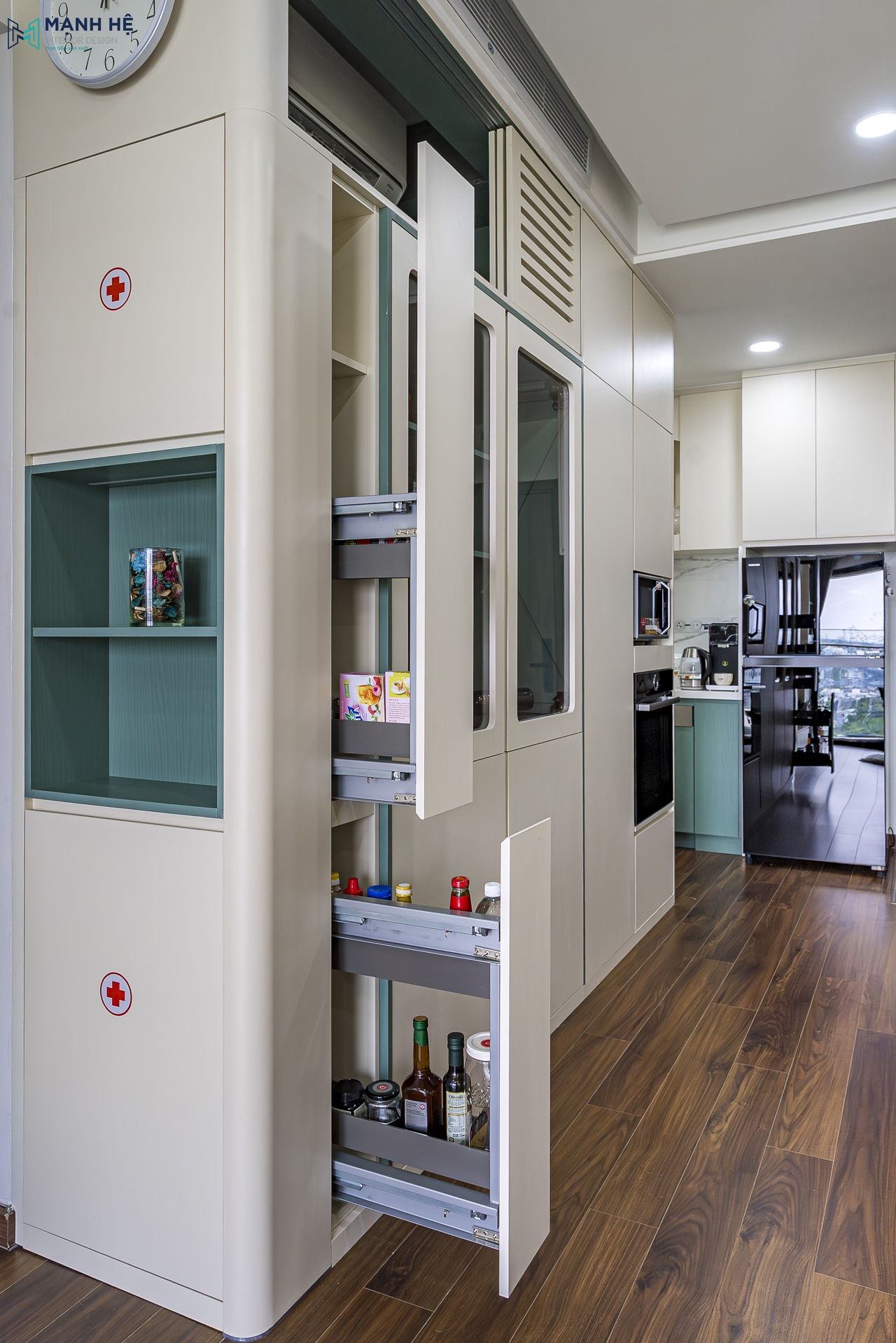 Tủ đồ khô ray trượt nhiều tầng đặt đối diện bàn ăn với gam màu trắng hài hòa