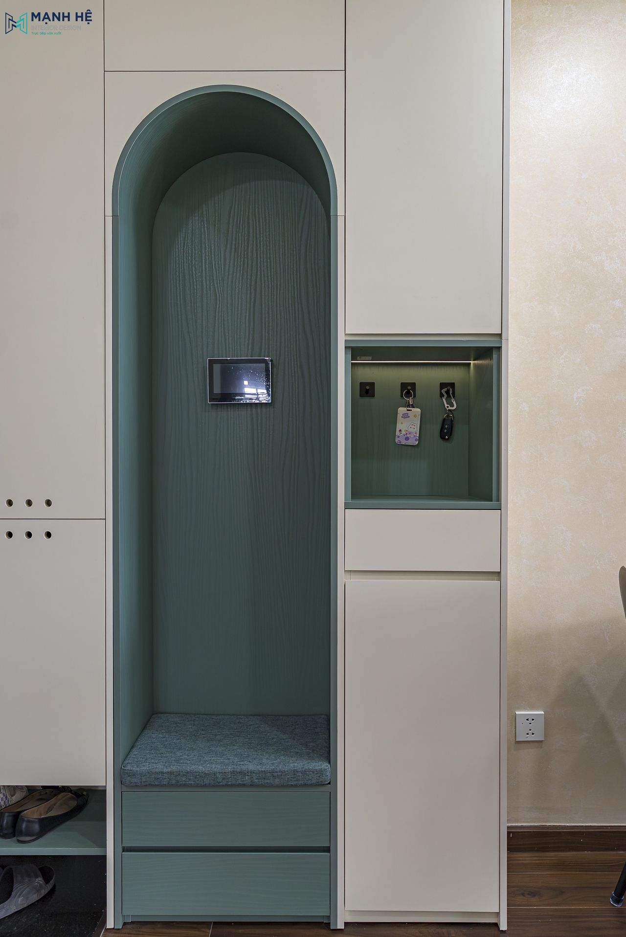 Kệ giày kịch trần với khoang ngồi bo cong màu xanh, kết hợp ngăn treo chìa khóa và hộc chứa đồ, vừa thẩm mỹ vừa tiện ích