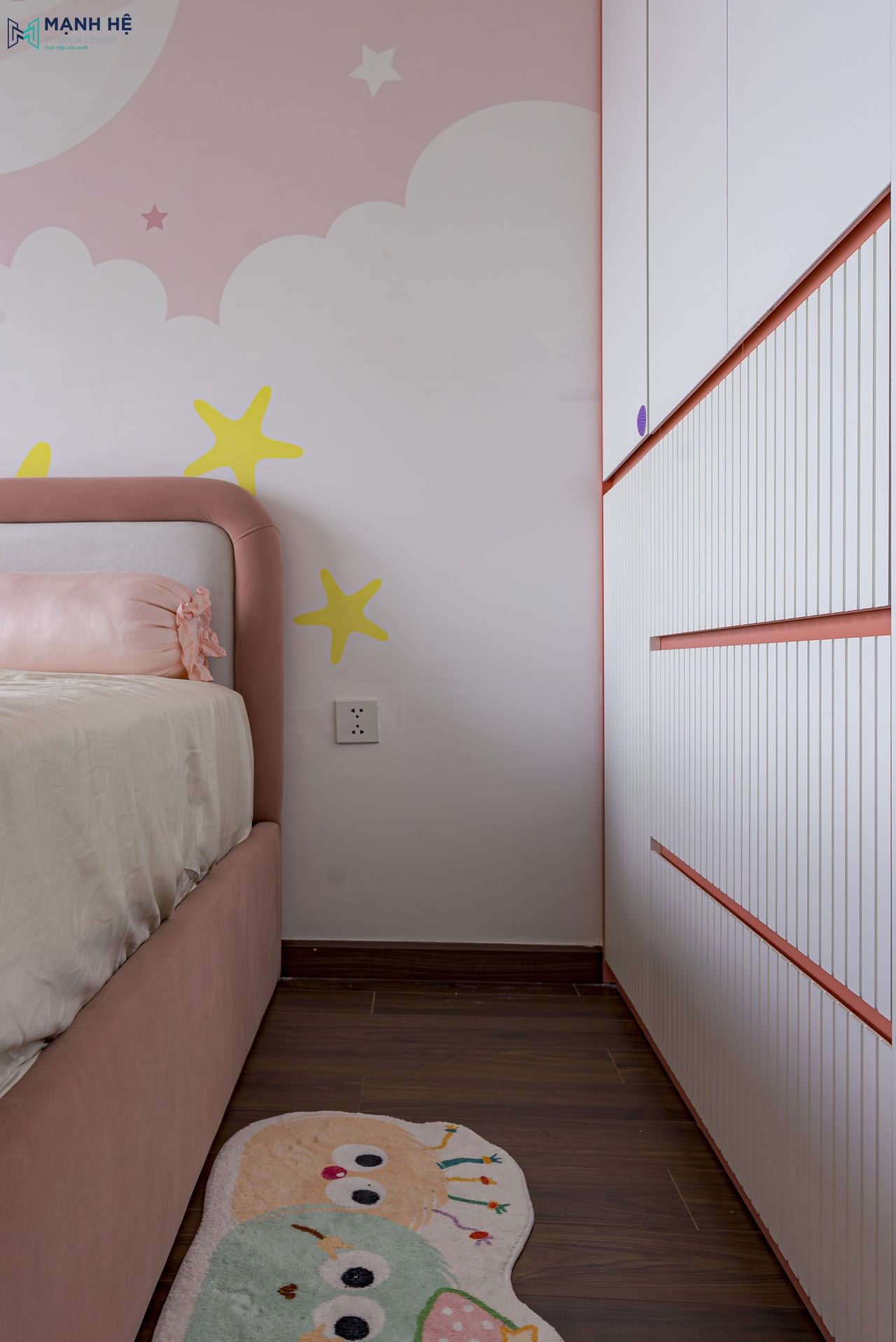 Chi tiết cánh tủ quần áo phòng bé với các rãnh soi dọc, mang lại sự sinh động và hiện đại