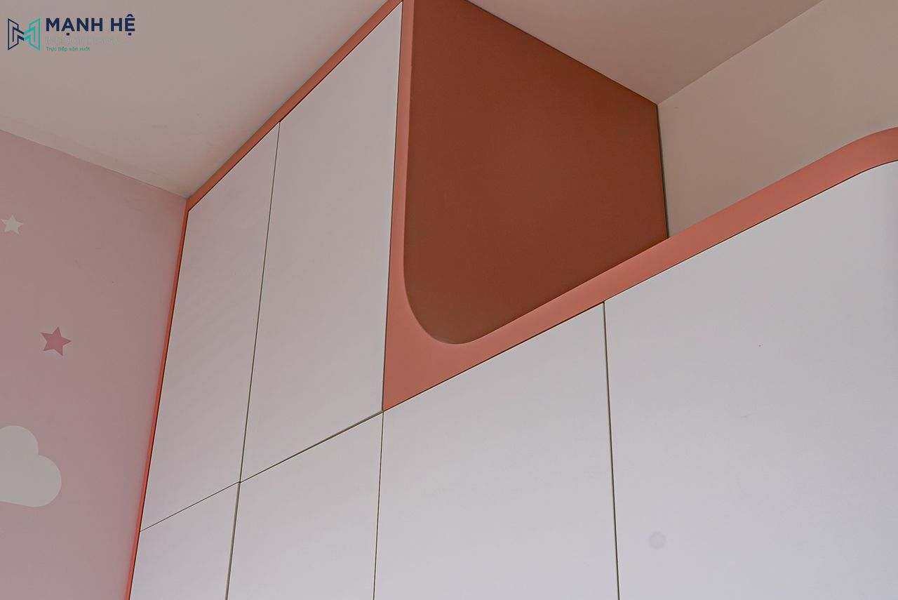 Tủ áo phòng bé với đường bo cong an toàn, phối màu trắng và hồng