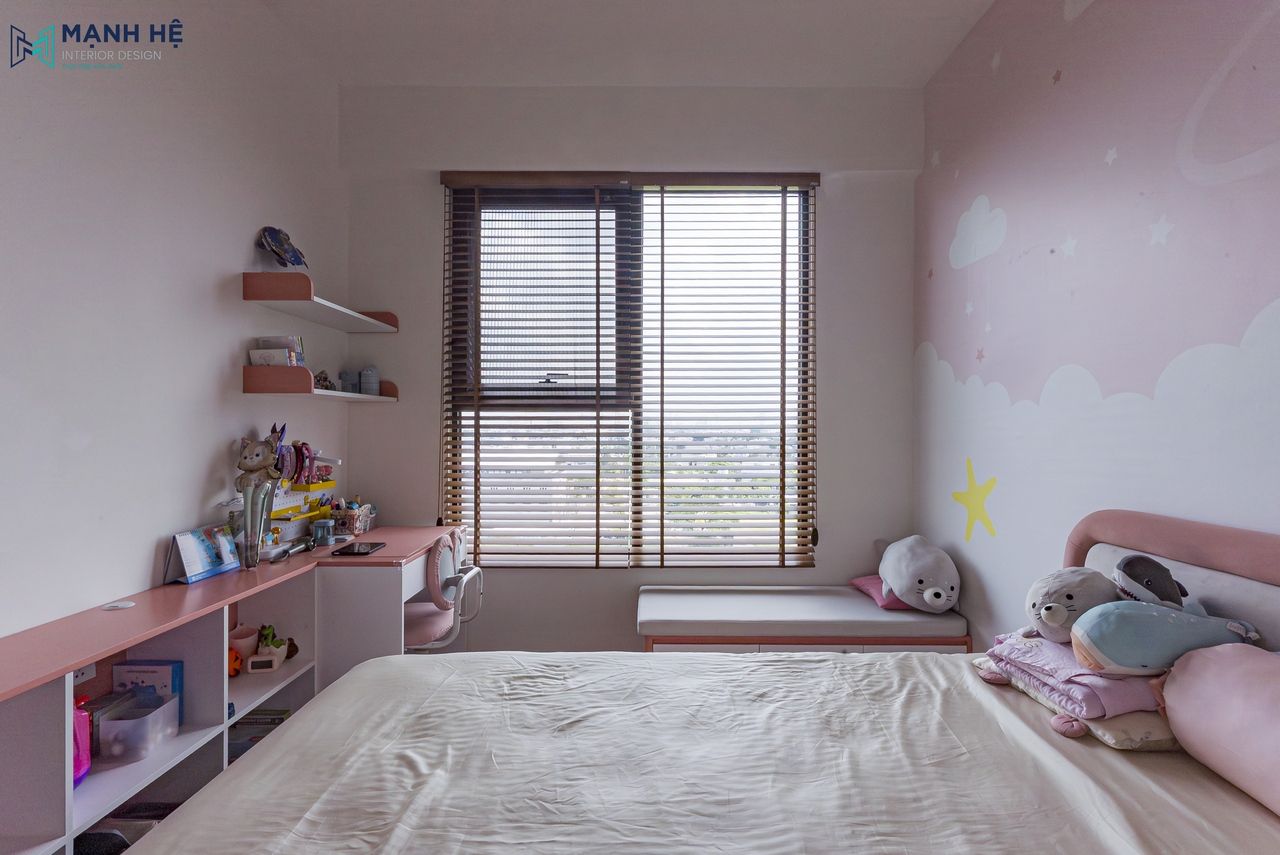 Phòng ngủ bé gái chung cư được bố trí thông minh với bàn học đặt sát cửa sổ lớn, kệ sách treo tường và hệ tủ lưu trữ tiện nghi kết hợp cùng bục ngồi cho bé