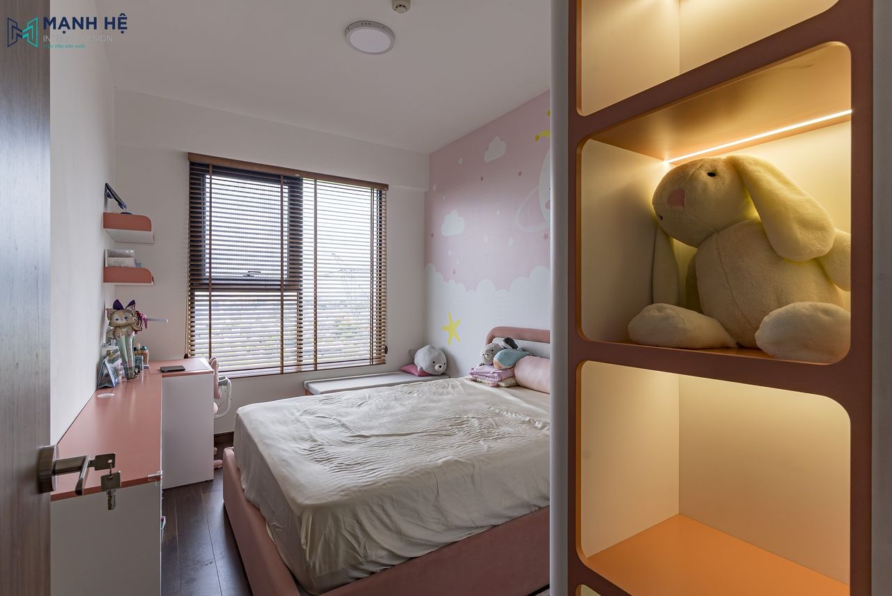 Hệ tủ kịch trần trong phòng ngủ bé tích hợp kệ trang trí có đèn LED, tiện lợi và thẩm mỹ