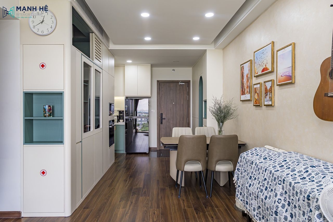 Không gian sinh hoạt chung cư Akari gồm phòng khách, bàn ăn và bếp liên thông, thi công gỗ công nghiệp hiện đại, đồng bộ
