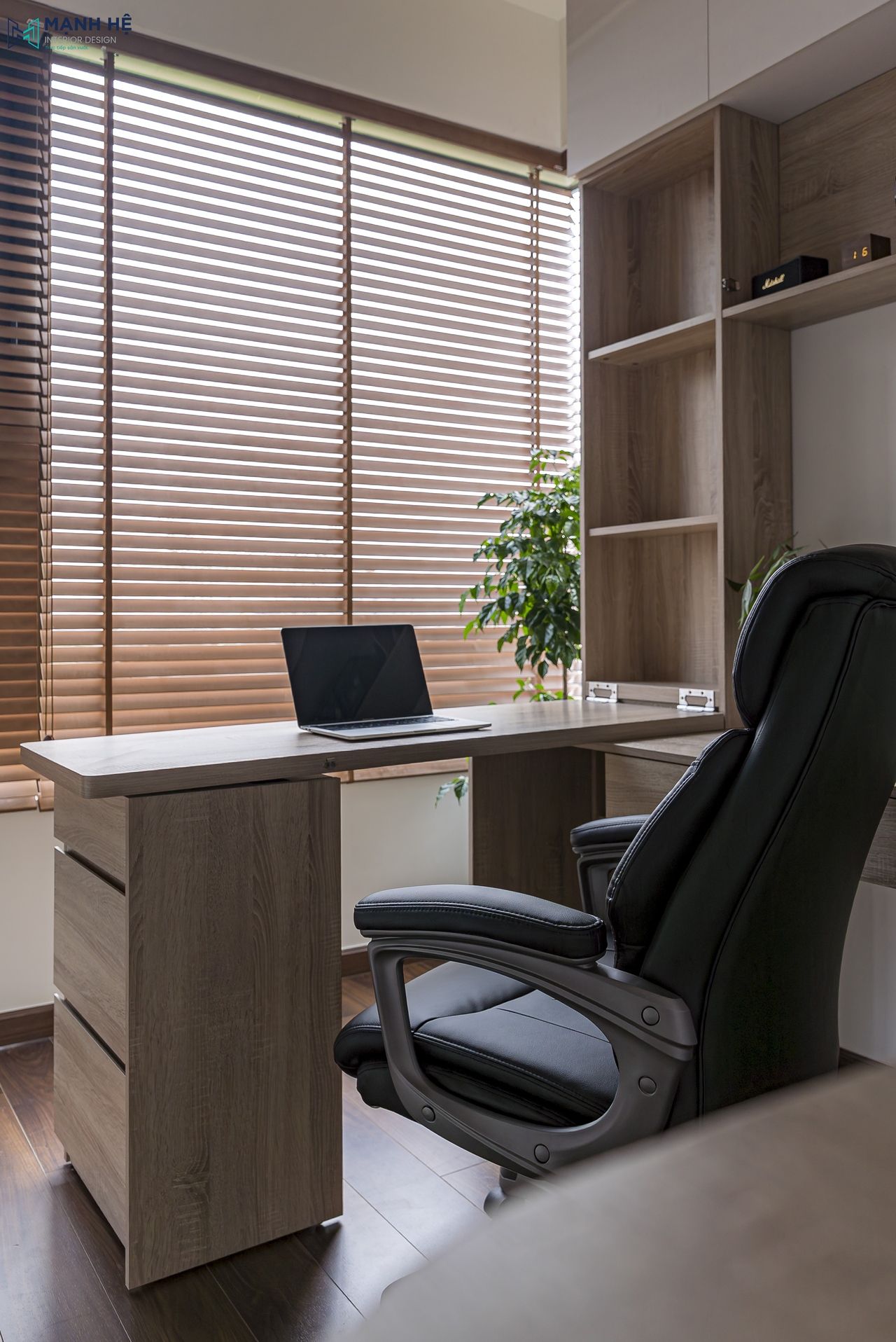 Góc làm việc phụ trong phòng làm việc, bàn gấp gọn đặt sát cửa sổ tích hợp rèm gỗ với ánh sáng tự nhiên chan hòa