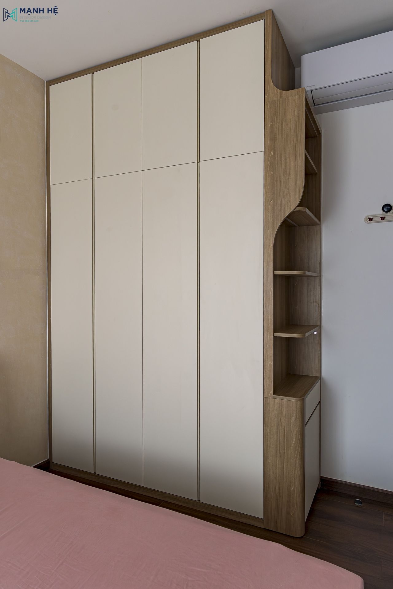 Hệ tủ áo kịch trần với gam màu nâu phối trắng kết hợp bo cong mềm mại, chia khoang hợp lý giúp gia chủ thuận tiện trong việc lưu trữ