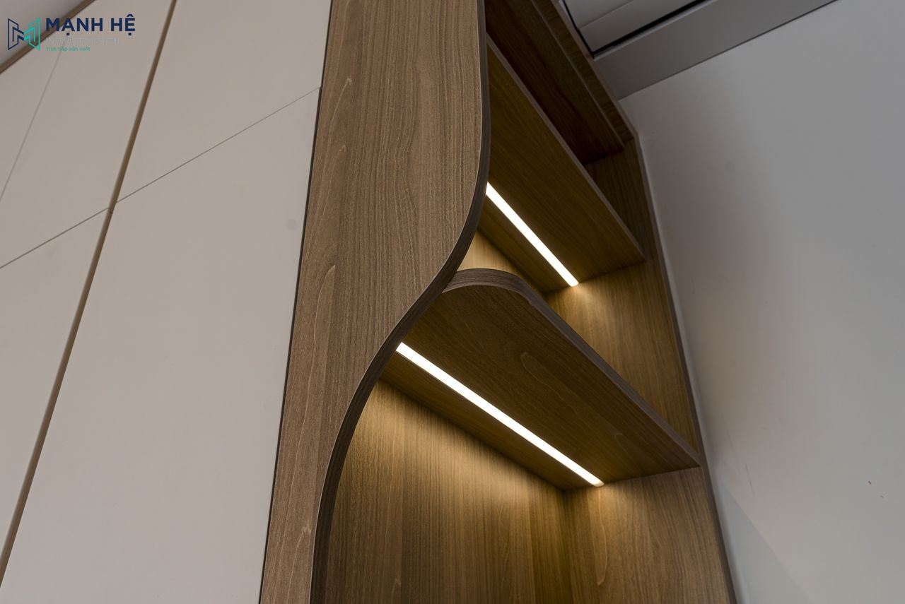 Tủ áo phòng ngủ master MDF chống ẩm phủ Melamine được thi công kịch trần cùng các góc cạnh bo cong an toàn kết hợp đèn led sáng sủa