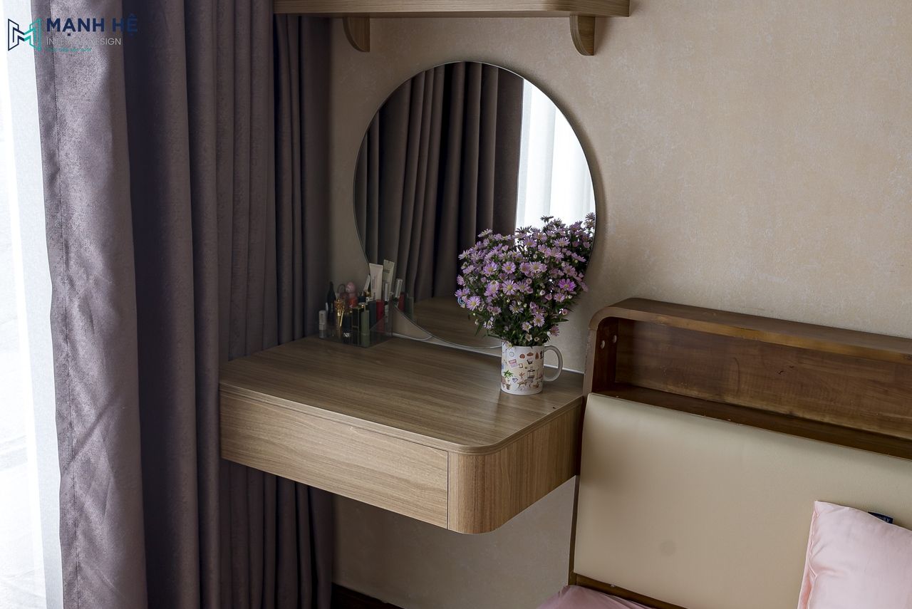 Bàn trang điểm treo tường phòng ngủ master sử dụng chất liệu gỗ công nghiệp kết hợp gương tròn đèn hắt