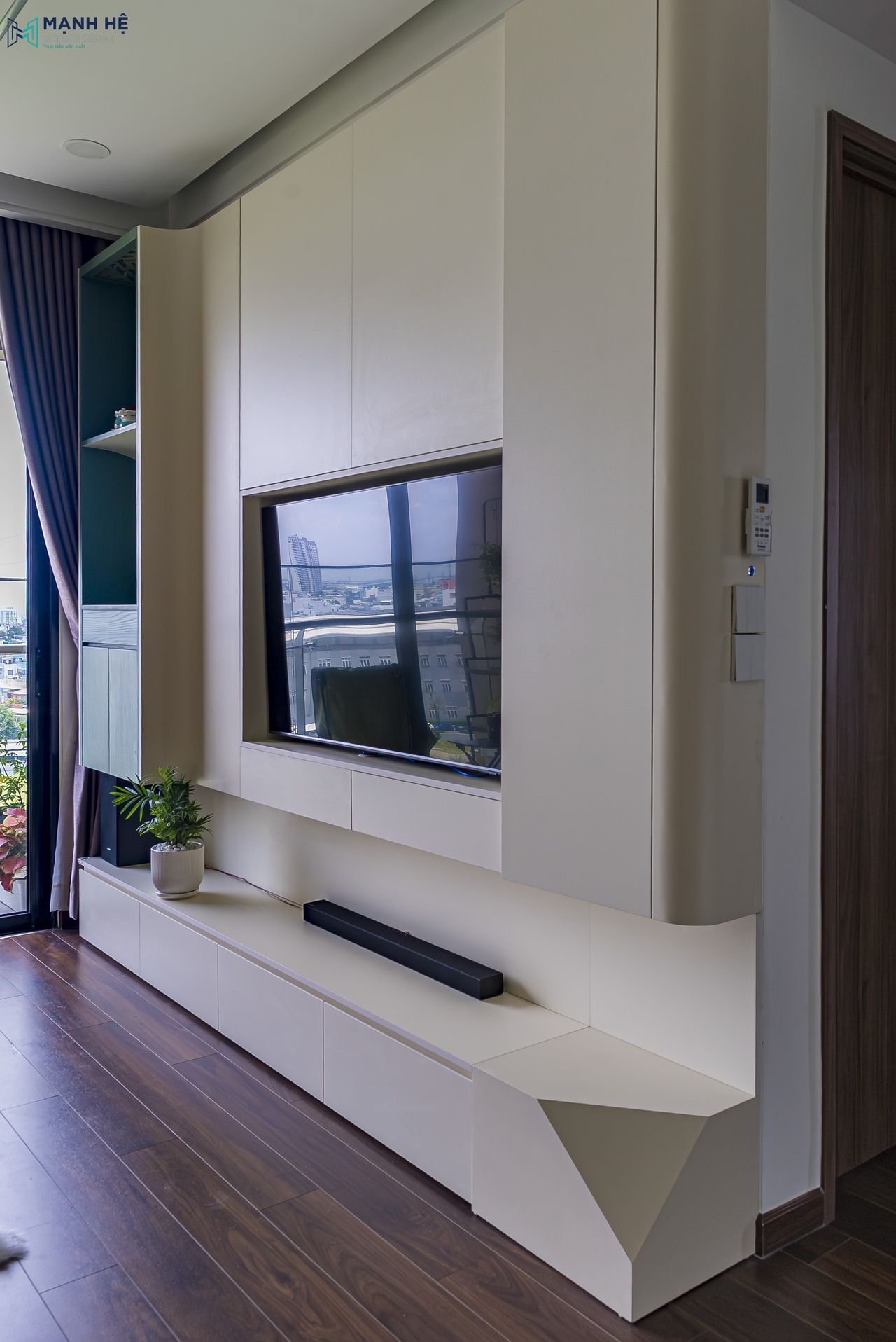 Kệ tivi phòng khách chung cư Akari thi công gỗ công nghiệp MDF phủ Melamine màu trắng, bo cong mềm mại ở góc cạnh