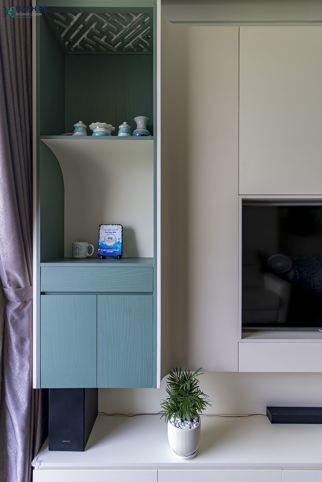 Tủ trang trí kết hợp tủ thờ gỗ công nghiệp MDF phủ Melamine màu xanh pastel trong phòng khách chung cư hiện đại