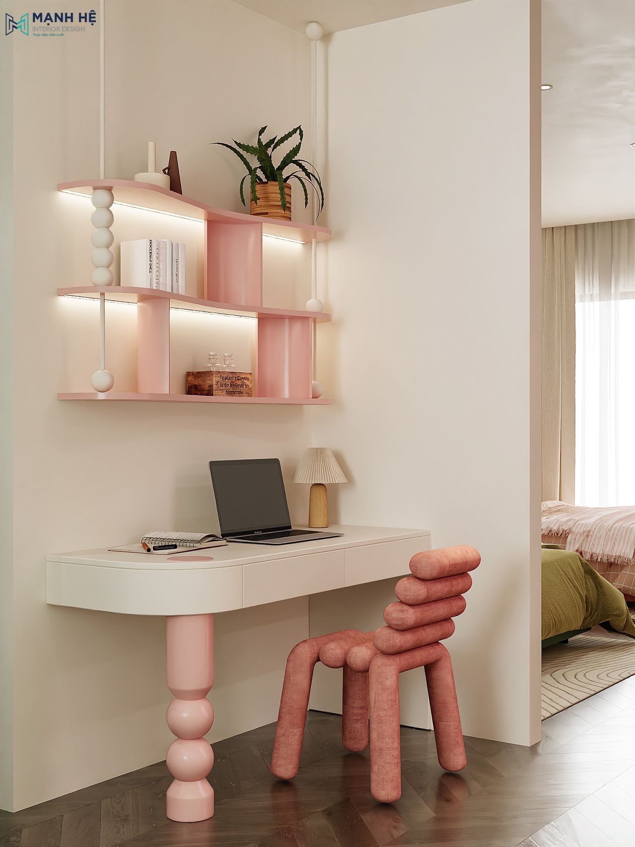 Góc học tập màu hồng với kệ treo tường và bàn học bo cong với chân bàn được thiết kế cách điệu