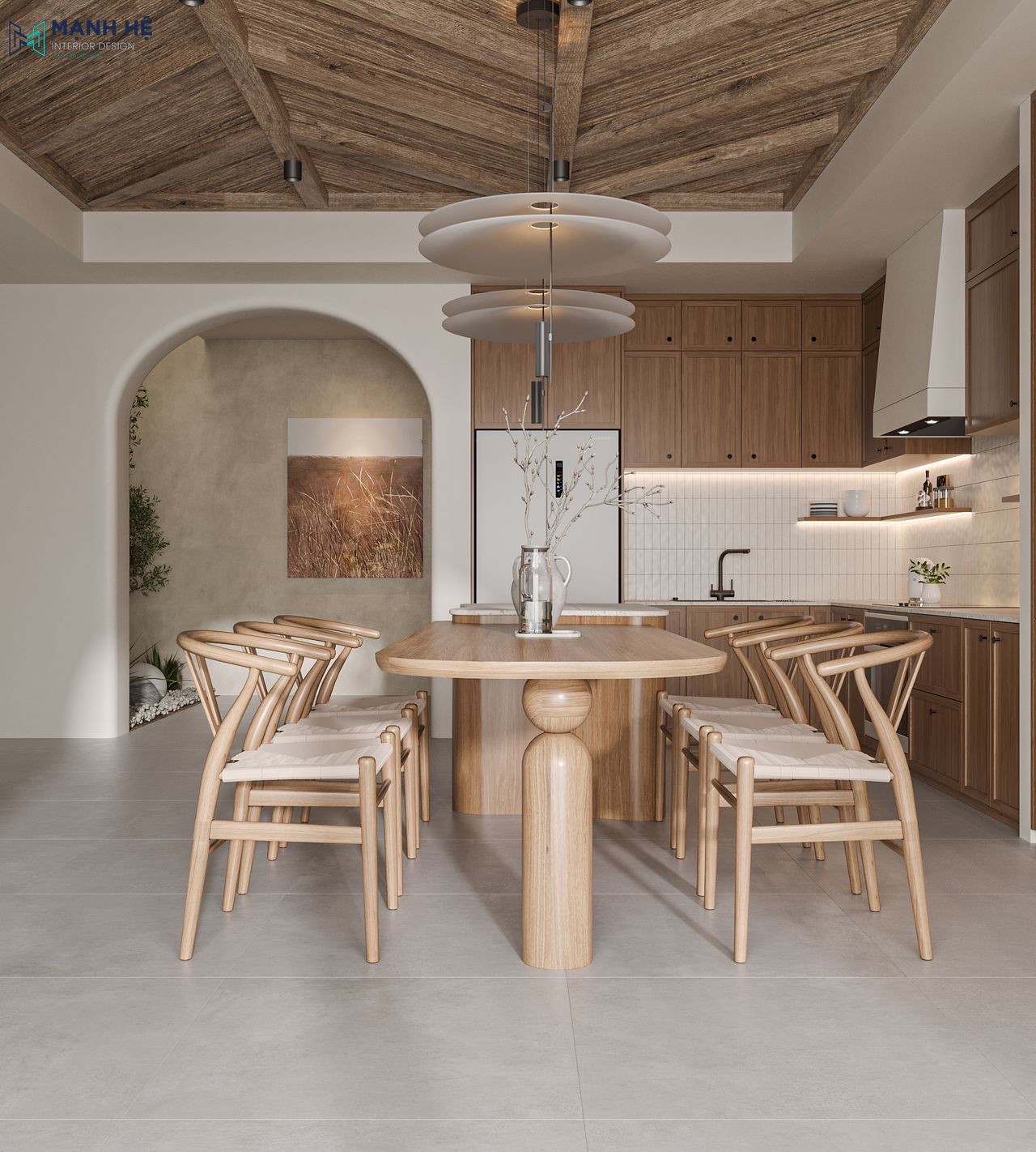 Phòng bếp Japandi với hệ tủ chữ L, trần gỗ xương cá, bàn ăn dài và ánh sáng hắt từ tủ bếp.